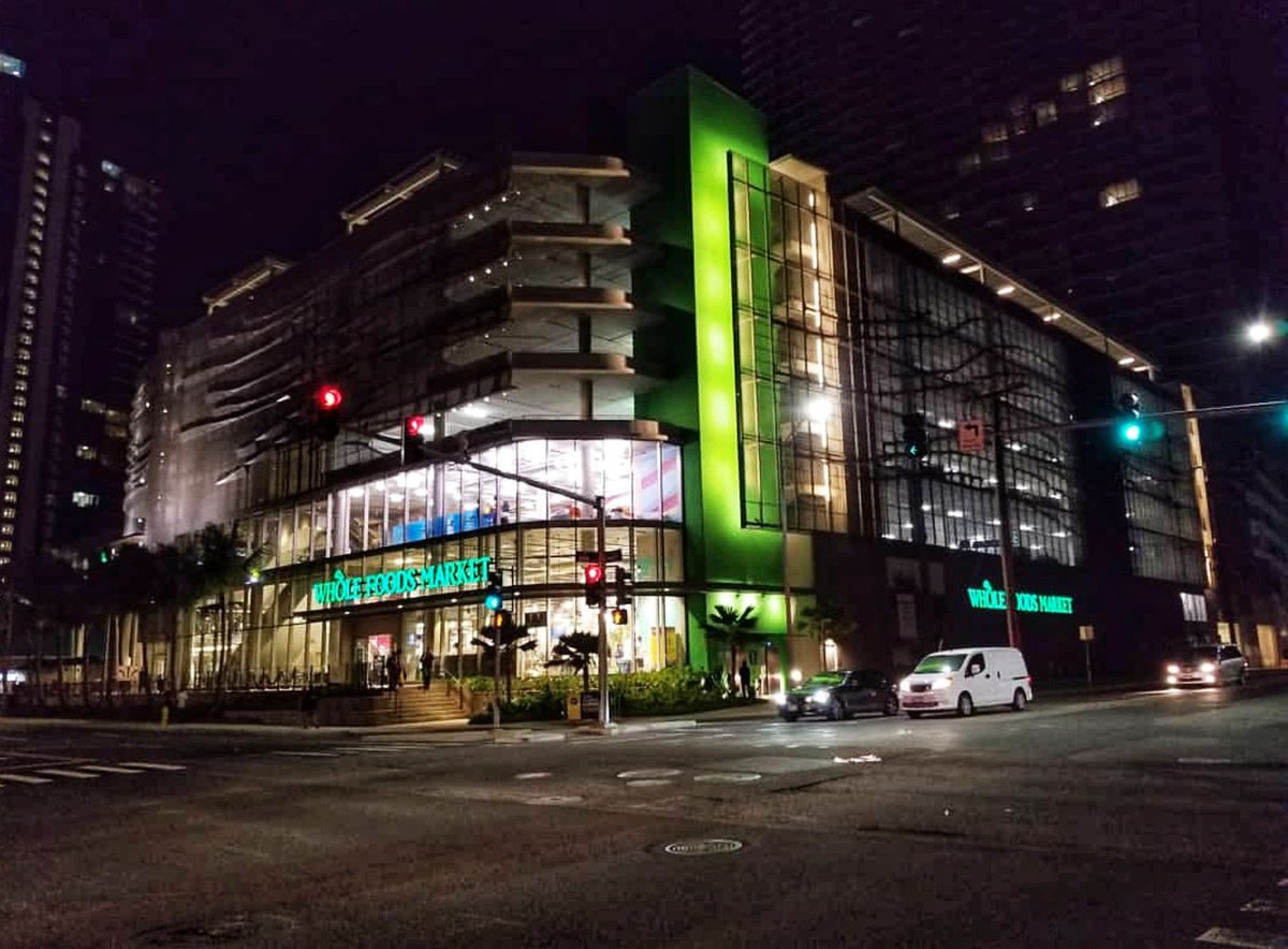 KakaakoMauka's tweet photo. Beautiful nightfall capture of @Wholefoods in Kakaako by @Auts63 - #WholeFoodMarket ##WholeFoodsHawaii #WFMQueen #Kakaako https://t.co/IoFadgaoCc