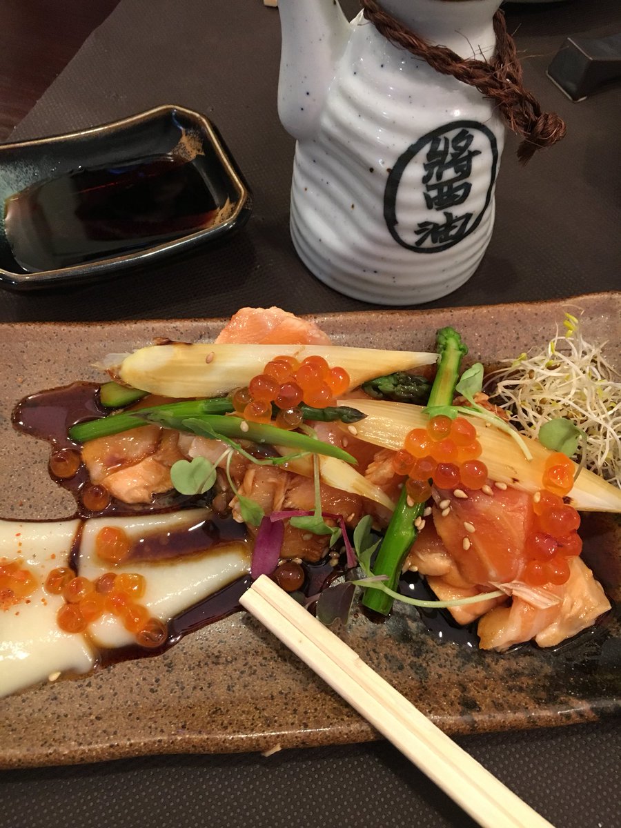 BlogHedonista's tweet photo. #tataki de #salmon con #crema de #coliflor #yuzu #esparragos blancos y verdes a la brasa con huevas de salmón En #fukamura #barcelona #fukamurabcn #japanesecuisine #japanesegastronomy #japanesefood https://t.co/1hwLYfDd9G