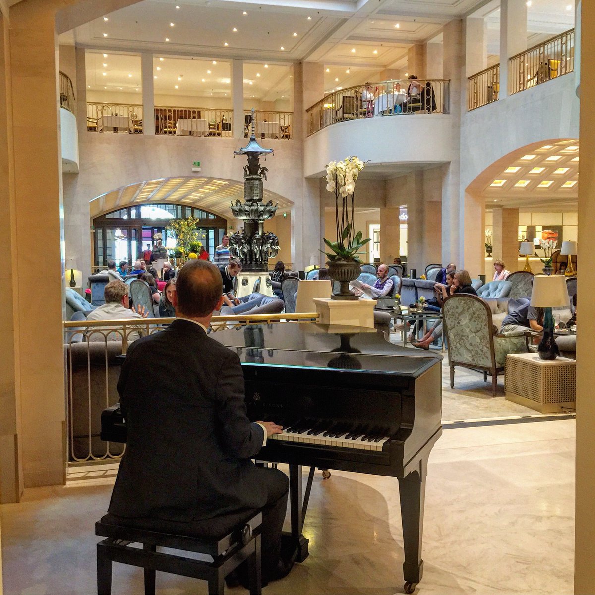 JRZViatges's tweet photo. #pianista al #hotel #adlon #kempinsky de #berlin #alemanya #adlonkempinski #pianist #greathotel #goodmoments #zaballosworld #blauklar https://t.co/JPPqTmfgXE