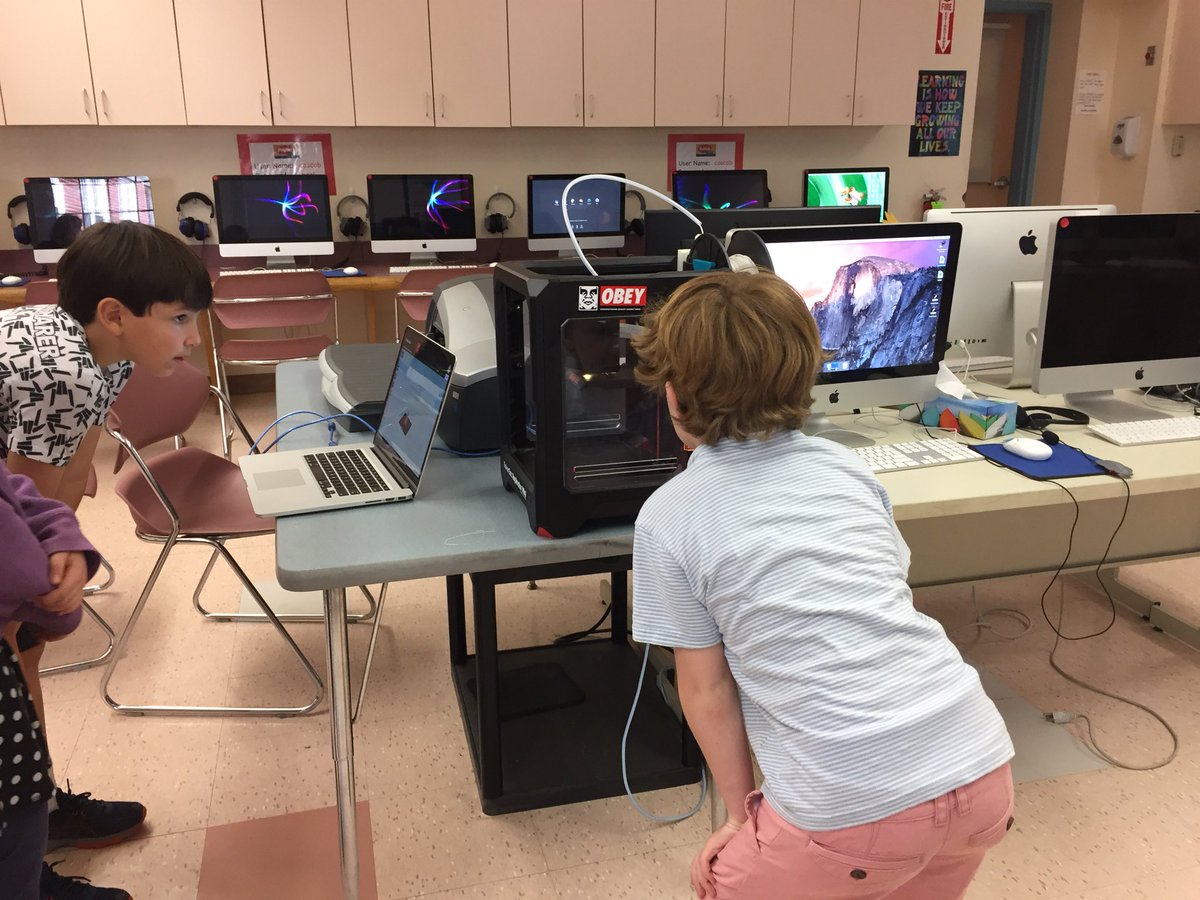 GreenwichPSSTEM's tweet photo. 3D printing at the Cos Cob Family STEAM Night @DrJillGildeaGPS @GreenwichpsCIPL  @CosCobPhoenix @GreenwichPSSTEM https://t.co/HPtblYrIcA