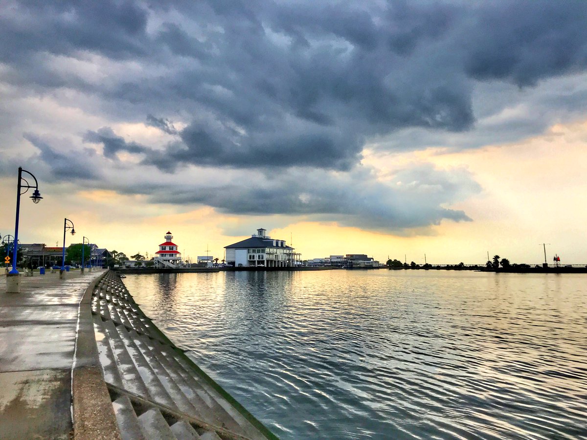 After the rain. ☔️💦 #lakeshoredrive #neworleans #onetimeinnola