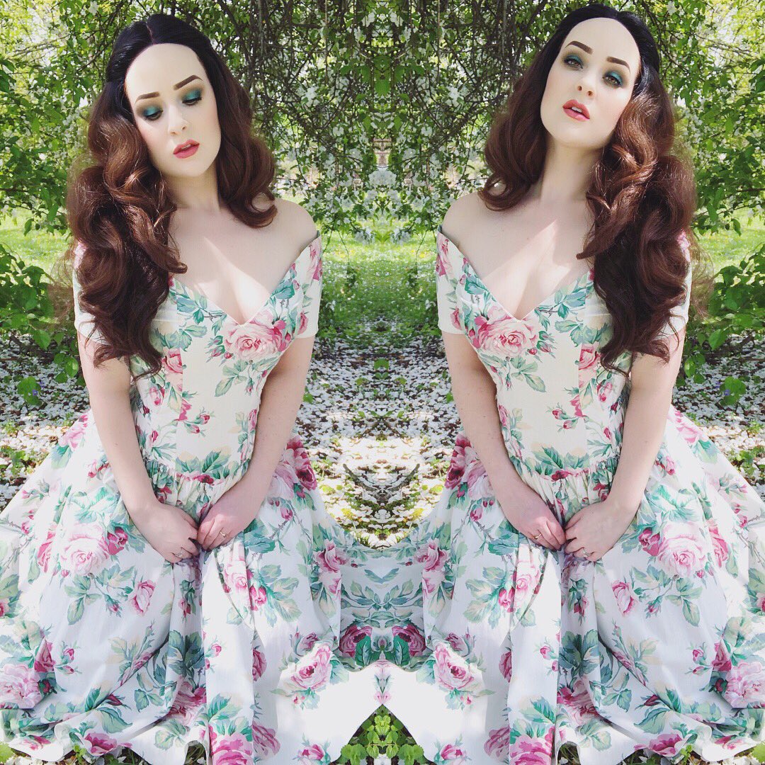 PrettyBoldStyle's tweet image. Feeling fancy in this vintage EXPO dress from the late 80's early 90's. 🌿🌸🌿