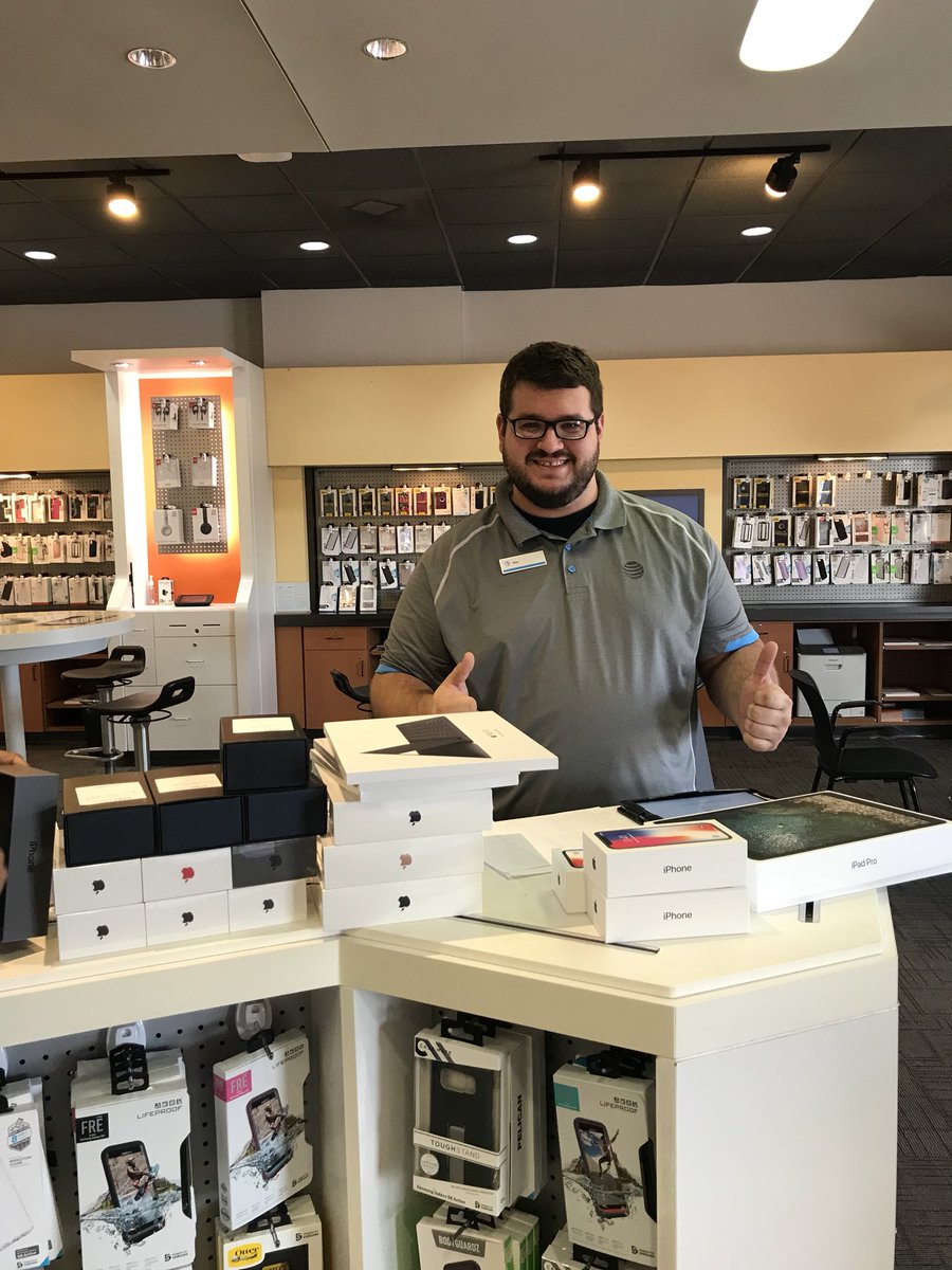 RobbieJenks023's tweet photo. @MightierShelby Big Business Ben Nahalewski helping our newest business customer with 20 new lines to #growhisbusiness while we #growthebiz #winwin #bestnetwork #TMT #mightiest @MightierShelby @404girl @MidAtlantic1860 @sme29710 https://t.co/ZbBuXSQtFu