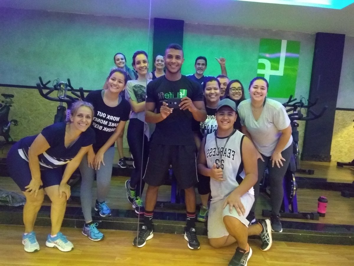 flaviobuchner's tweet photo. Hoje foi dia de Spinning com essa turma toooop! 🚴
#spinning #lifefitnovaiguaçu #vempralife #vamosquerer #flaviobuchner #semmoleza #turmabraba #sofera #gym #aulacoletiva https://t.co/IBIdDVo749