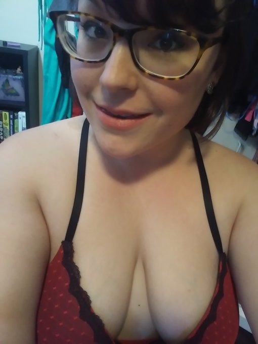 Forgot about this gem💕👑 New Glasses, you like?  #Nerdygirl #hotwife https://t.co/60DIImjSfj<a href="/tag/hotwife"class="tags"><span>#hotwife</span></a><a href="/tag/nerdygirl"class="tags"><span>#nerdygirl</span></a>