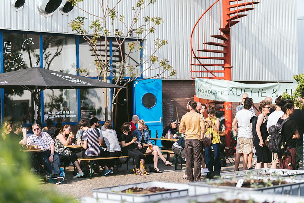 Het zonnige terras van <a href="/dekrommeharing/">De Kromme Haring</a> en <a href="/NordkappCoffee/">NordkappCoffee</a>.
foto: <a href="/rudest84/">Ruud Vonk</a> 
#ontwerpsalon #inkoopbeurs #collectie #vechtclubxl #studio #atelier #dutchdesign #design #creativehub #utrecht #030 #shop #coffee #beer #brewery #dekrommeharing #craftbeer #coffeeroaster #nordkappcoffee
