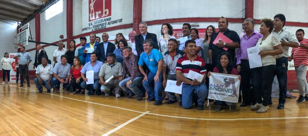 Colomac's tweet photo. Entregamos 21 apoyos económicos del programa #ClubesArgentinos en el Club Atlético Gorriti, de Jujuy. #DeporteFederal 🇦🇷 https://t.co/JcGc47hVQK