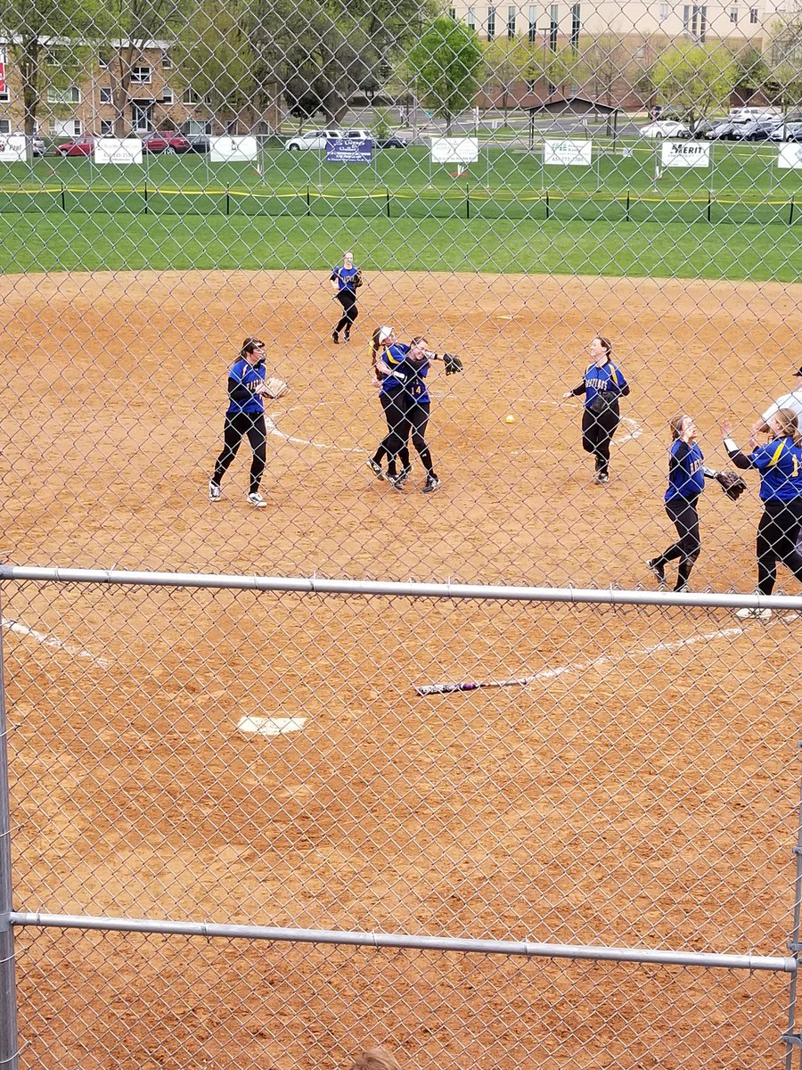 KDWA1460's tweet photo. MN HS Softball- FINAL: Hastings 10, North St. Paul 3. HUGE win for the Raiders, now 8-5 overall, 6-3 MEC. Polars with first loss, now 9-1 overall, 8-1 MEC. https://t.co/o7nrR9k3re
