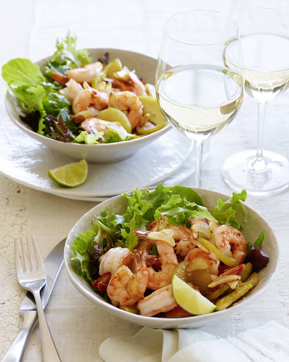 CalifWines_US's tweet photo. #MeetTheGrapes: Pinot Gris’ (Pinot Grigio) apricot & Meyer lemon flavors bring shrimp dishes & light tomato-based sauces to life. #springsipper #pairings #WineWednesday https://t.co/tUjOHnXUjN