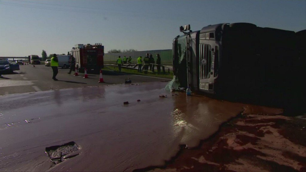 9NEWS's tweet photo. Tons of chocolate spills onto highway in Poland https://t.co/ZwnQrFtcBO https://t.co/qhuNnLU852