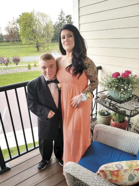KarmaCache's tweet image. Limo service, waitress join together to help Handley student have his prom night buff.ly/2IovONk