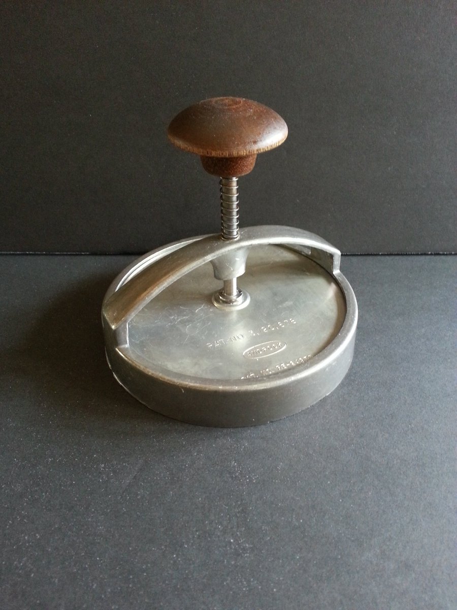 2014fabfinds's tweet photo. #Vintage #Androck #Cookie #Biscuit #Cutter #HamburgerPress Wood Handle PAT. RE-24935! #American #collectibles #deals #eBay #FabFinds #kitchenware #utensils - Made in #USA 🇺🇸: https://t.co/ETr4yfoNfR https://t.co/iQ94kdJIiY
