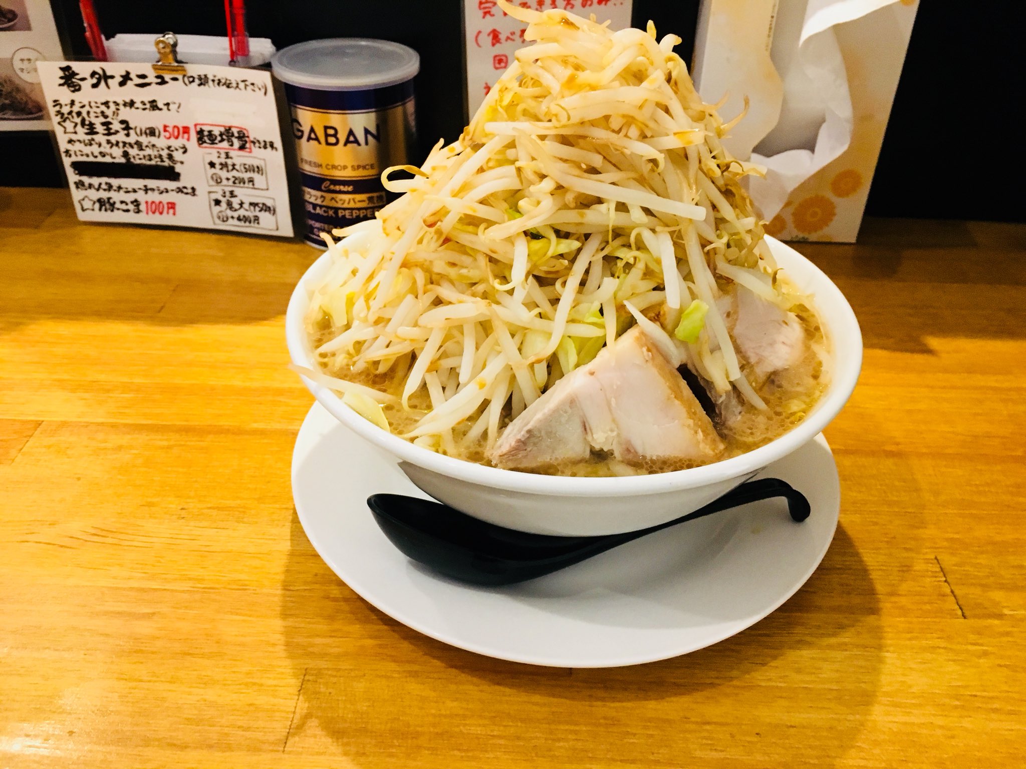 ラーメンまん 麺や久二郎 一番街に店を構える当店は 鹿児島で随一の二郎インスパイア系 麺や野菜の量などをカスタマイズできるが 麺量は 少 で普通のラーメン屋の大盛りレベルである 画像は麺 少なめ 野菜 マシマシ 当店のこってりジャンキーな