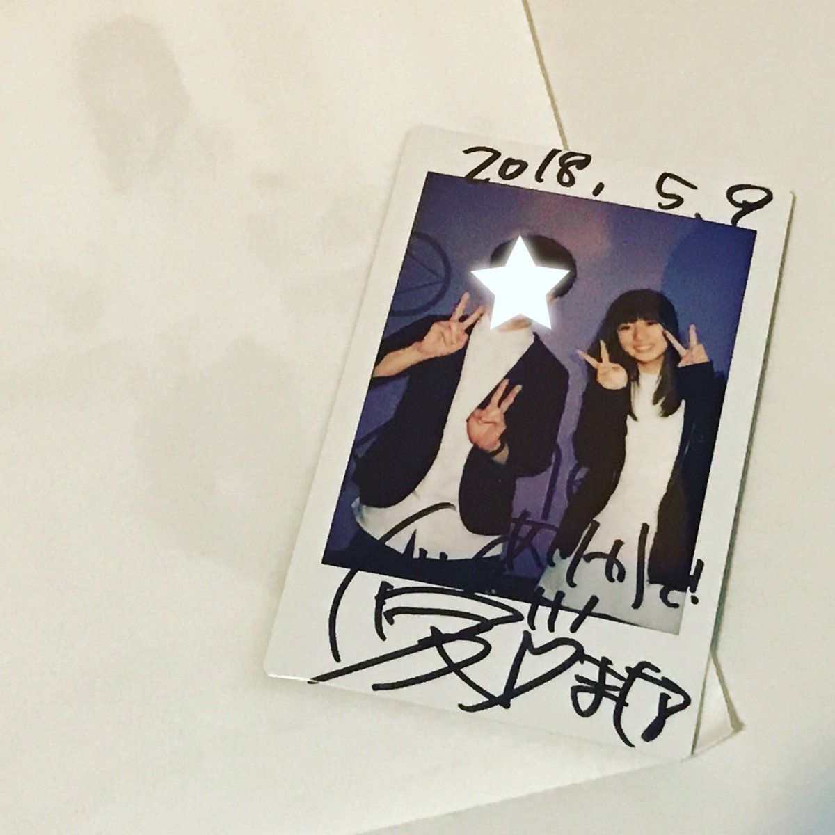 pon_blue8's tweet photo. かにちゃんお休みのオサカナ定期。囲みは撮ったことあるが、2チェキは初のまなちゃんです!今日のまなちゃんはなんか輝いてた✨ チェキだとオソロ服ぽいw
#soratobsakana
#オサカナ
#定期公演 #月面の遊覧船46匹目
#インディーラスト公演
#山崎愛 #まなてん
#cheki
#letmeshow https://t.co/zO3RVoG039