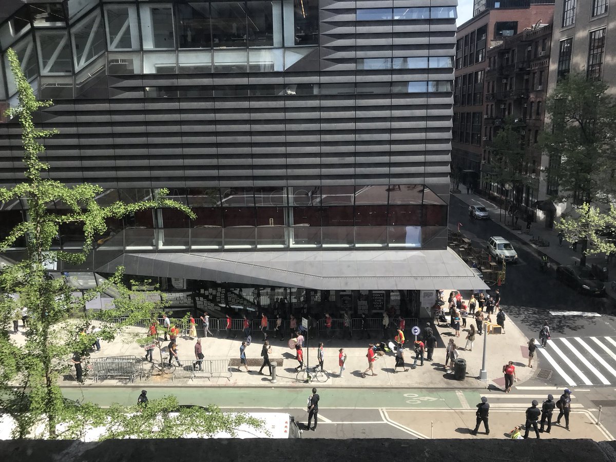 sarmcnutt's tweet photo. @jennababin @TheNewSchool @SENSUAW @CUNY A picture earlier today of the picket lines. Taken in 72 5th Ave. #sensonstrike https://t.co/GOR6f0JcQ3