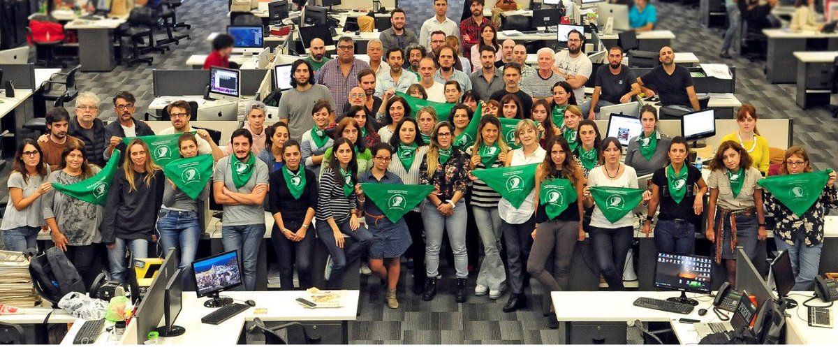 hoy en la redacción de Perfil nos sumanos al pañuelazo por #AbortoLegalYA
