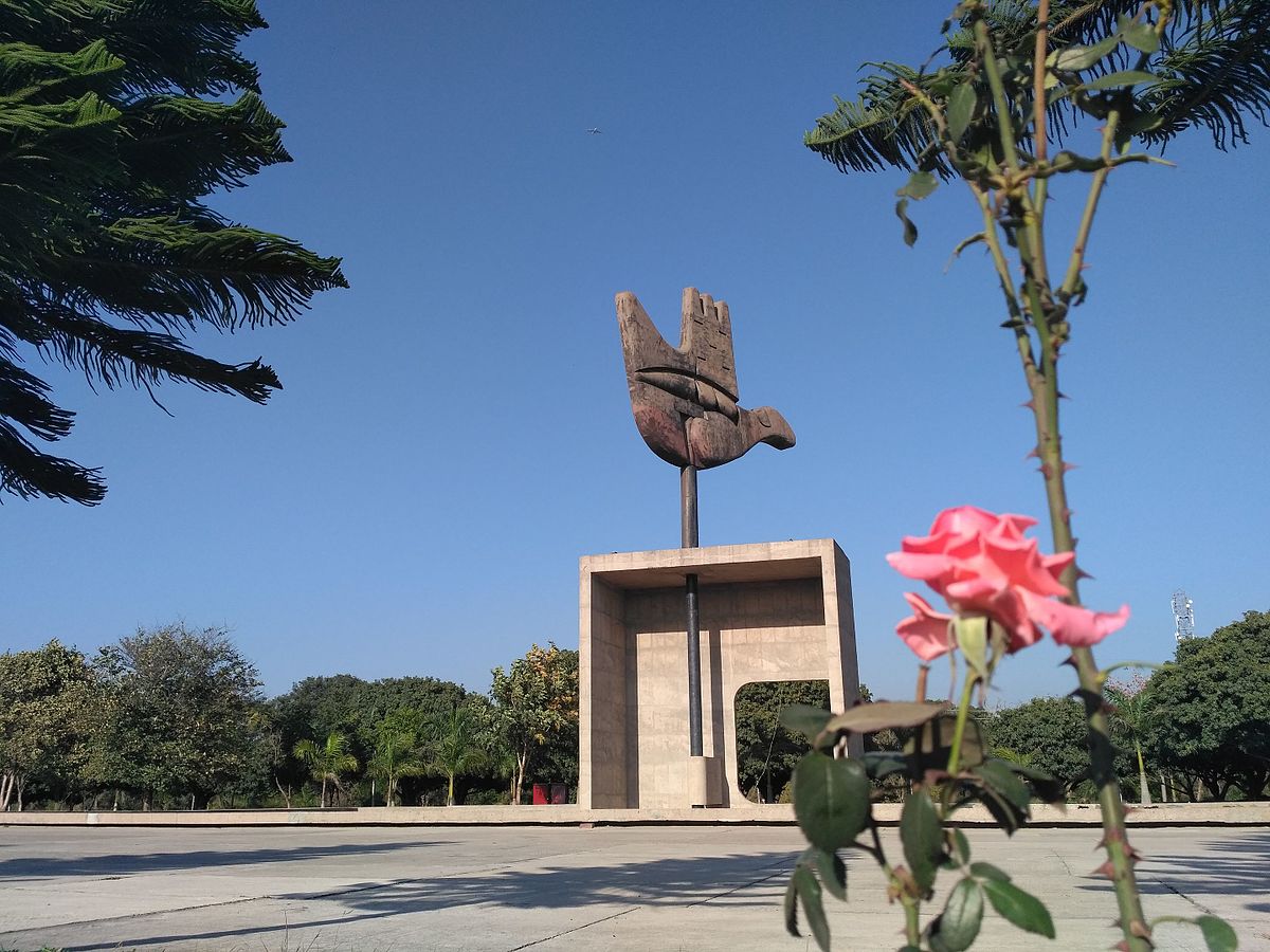 incredibleindia's tweet image. Say hi-five to the twilight at Capitol Complex, #Chandigarh. The metallic structure of #OpenHand, the official emblem of Chandigarh, signifies the city&apos;s credo of ópen to give, open to receive&apos;. #OpenHandMonument #IncredibleIndia @alphonstourism @tourismgoi