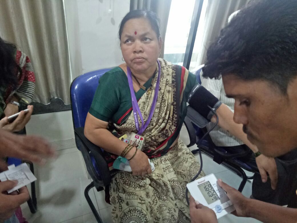 RuralHealth_PT's tweet photo. Middle aged lady . BP 169 /102.
Aren't we justifying mass screening ? @Baramati Dist Pune India.
#longlivemmm 
#mmm18 @MayMeasure @alta_schutte @PMOIndia @MoHFW_INDIA @thePHFI #mmmindia @Pawar_Sharad @praveengedam https://t.co/gTjb8n3jmU