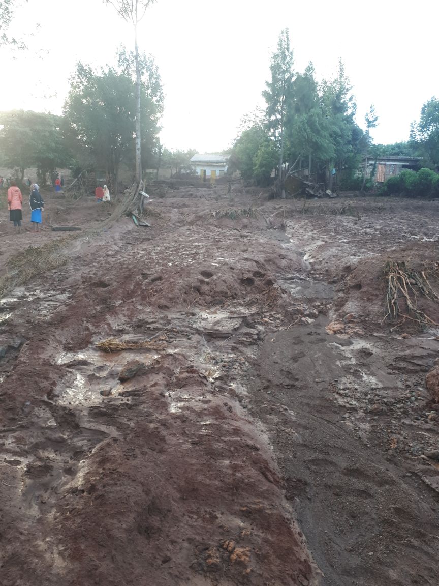 eriknjoka's tweet photo. SOLAI Patel dam collapses... Kills, destroys farms and homes leaving thousands displaced and vulnerable #HeavensWrath @Ma3Route https://t.co/6u53KiPNge