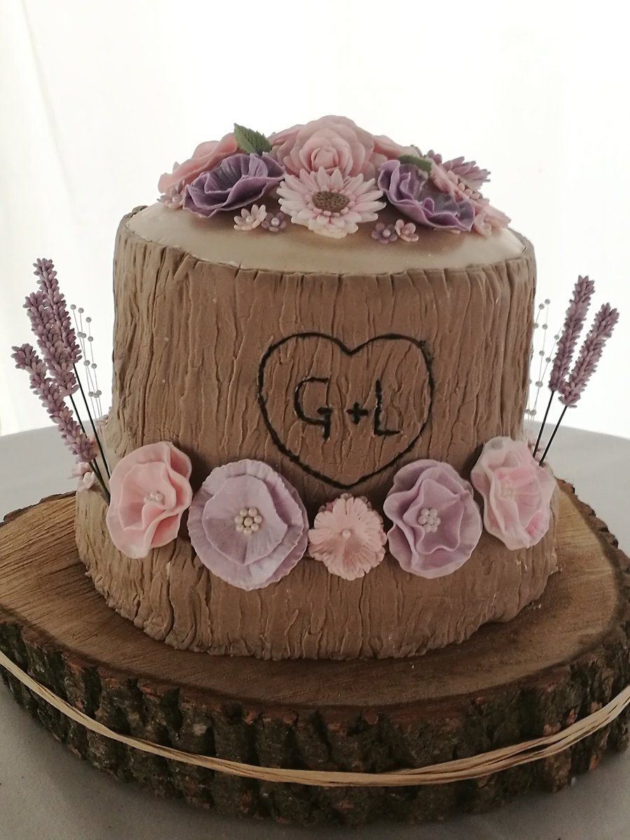 Rustichic17's tweet image. A #rustic  #style #wedding #cake on one of my #NaturalSelection #woodslices photograph courtesy of @Dorsetmums who placed the order