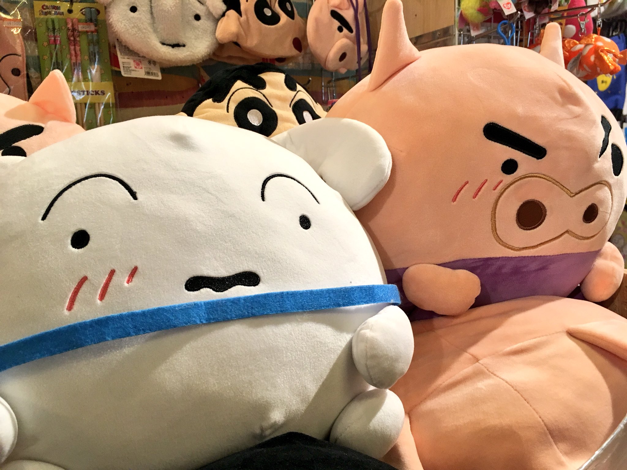 ヴィレッジヴァンガードイオンモール鹿児島 クレヨンしんちゃん 当店クレヨンしんちゃんグッズ豊富です スタッフおすすめは新商品のもちもちクッション しんちゃん シロ ぶりぶりざえもんの3種類 お値段も1680 税で安い ぜひぜひ