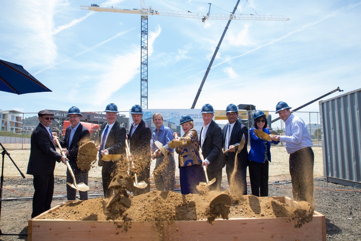 CSUSMEL's tweet image. CSUSM Extended Learning celebrated its future home with a groundbreaking ceremony! The project, a public-private partnership, includes a 135,000-square-foot building, a parking structure and a pedestrian bridge. bit.ly/2K4xOaw
