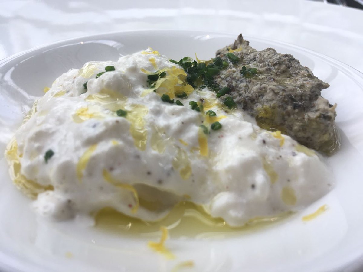 .<a href="/VinoMariatinto/">Mariatinto</a> surgió en la búsqueda de un vino que acompañara los alimentos. Por ello, La etiqueta Mariatinto presenta un excelente equilibrio entre acidez, taninos, fruta y alcohol. Lo probamos acompañado de burrata. 👌🏼