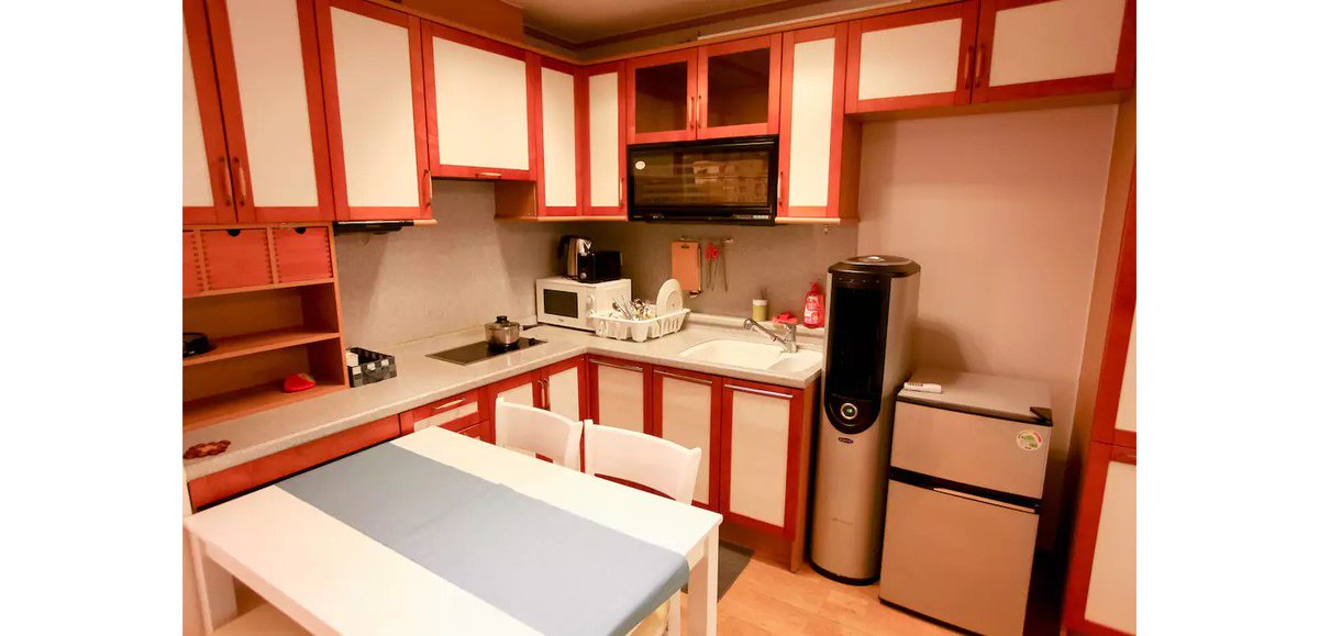 NEttooN's tweet photo. Review ที่พัก airbnb ฮงแดทางออก 9เชื่อมกับตัวตึกเลยค่ะ ไม่ต้องออกจากสถานีเลยค่ะ มีครบทุกอย่างครัว,เครื่องซักผ้า,ผงซักฟอก,ฮีทเตอร์,ไดร์,ทีวี ฯลฯ เตียงใหญ่ 2เตียงเตียงโซฟานอนได้1คนอีกเตียง เดินออกจากด้านหลังตึกเป็นแหล่งช้อปฮงแดเลยล่างตึกมีGS25,emart24 คืนละ2,xxx บาท #รีวิวเกาหลี https://t.co/9AH5nfqC3Q