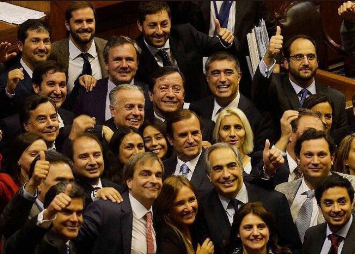 GabrielBoric's tweet photo. Esta foto es de los diputados y diputadas de derecha después de la interpelación al Ministro Santelices donde aseguró q protocolo q dificultaba acceso al aborto en 3 causales era legal. Estaban muy contentos restringiendo un avance histórico de las mujeres. Se ve fea la foto hoy. https://t.co/rYtgMcNdhQ