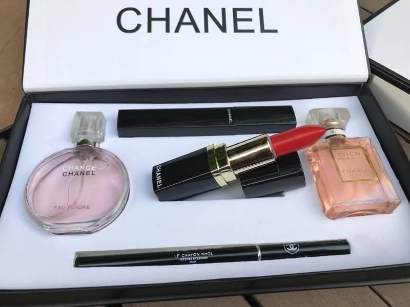 songeunofficial's tweet photo. มาแล้ว สินค้าขายดี!! Chanel 5in1 ✨✨ เซตชาแนลสุดหรู 5 ชิ้น ใน1 เซต พรีเมี่ยม ประกอบด้วย 
📌 น้ำหอม coco chanel 15ml หัวสเปรย์
📌 น้ำหอม chance chance 15ml หัวสเปรย์
📌 chanel มาสคาร่ากันน้ำ
📌 chanel ไลเนอร์เมจิก 
📌 chanel ลิปสติกสีแซ่บ แมทติดทน 
ส่ง 259.- (3ชิ้น+)
ปลีก 279.- https://t.co/e5bEvbCjhR