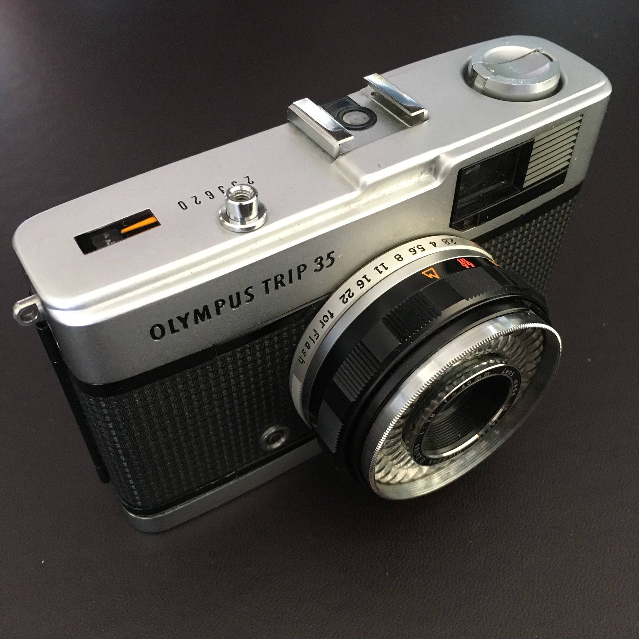 Hory Times On Twitter Olympus Trip 35のレンズキャップ 機種違い 外れやすいのでダイソーで買ってきたデニム生地で保護カバーを自作しました 手芸男子デビューですね 自分で言う 中にゴムを通したので 少し締める感じで被せることができます Olympustrip35