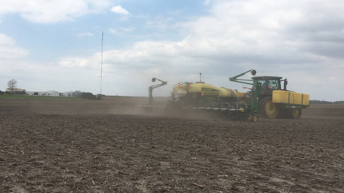 Bt_Olson's tweet photo. @DuPontPioneer @PioneerIowa @prairieridgeag #GrowingPointAgronomy Product Knowledge Plot & Digital Agronomy Trial both went in the ground this afternoon. Thanks @Bean_Doctor and @DRitter85! #plant18 https://t.co/JXM0yDQBxD