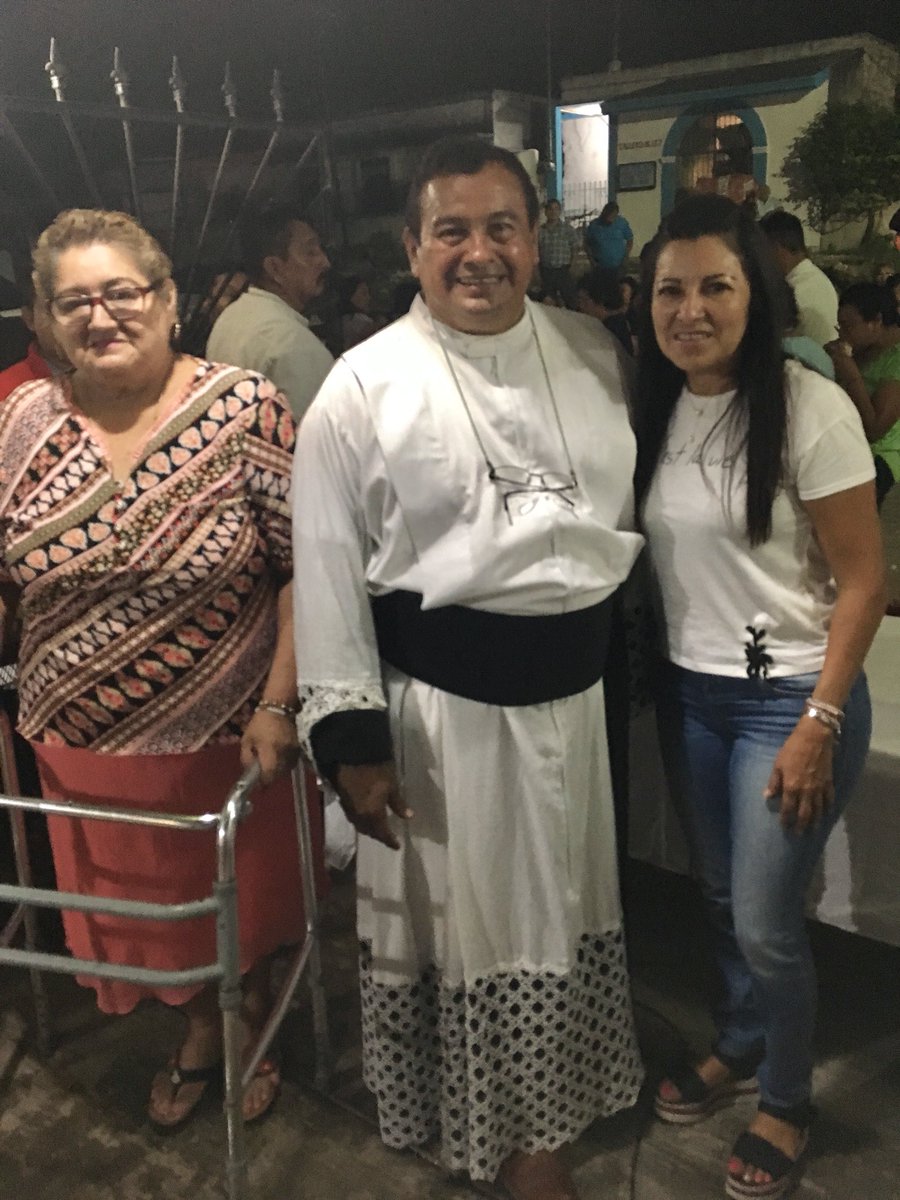 LandyBerzunza's tweet photo. Honor acompañar al padre José Luis Yeh a su 28 aniversario de ordenamiento sacerdotal. #granamigomejorpersona #lorespeto #loadmiro #loadoro❤ #LoMejorEstáPorVenir https://t.co/NNKLi0pkt3