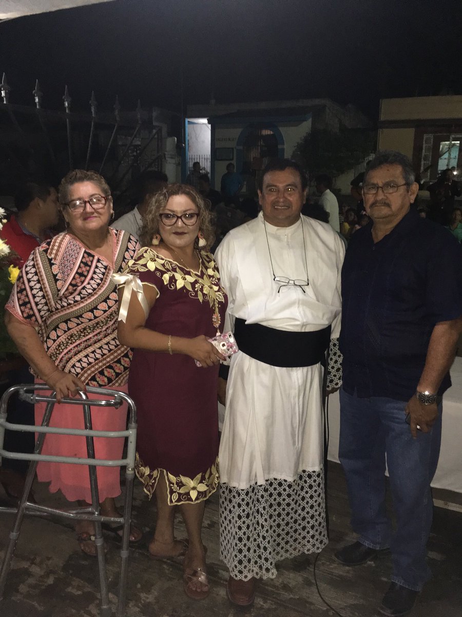 LandyBerzunza's tweet photo. Honor acompañar al padre José Luis Yeh a su 28 aniversario de ordenamiento sacerdotal. #granamigomejorpersona #lorespeto #loadmiro #loadoro❤ #LoMejorEstáPorVenir https://t.co/NNKLi0pkt3