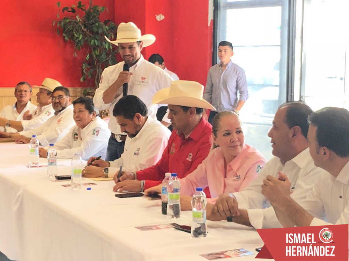 hernandezderas's tweet photo. En la mera frontera nos reunimos con nuestras estructuras de activismo campesino de Ciudad Juárez, #Chihuahua.

¡Que se escuche por todo México, el campo entero quiere seguir creciendo con @JoseAMeadeK! #MeadePresidente https://t.co/JG5QYCJKhw