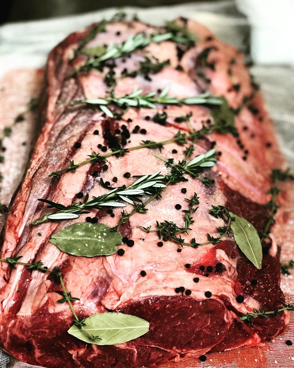 Wet-aged with #TexasRangerWhiskey! There's nothing that could make this #ribeyeloin any better, it's too perfect 😍  

📸 : chefgeorge_007