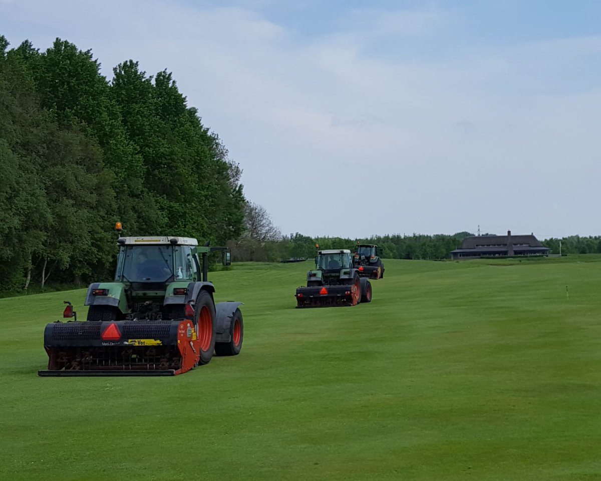 ErikvanWijhe's tweet photo. Job done!
9 golfcourses  
11 days
244 greens hollow tined 
124 aprons/foregreens hollow tined 
108 tees cross tined
100 fairways verti-drained
#greenkeeping #passionforgrass⛳ https://t.co/U4pYPRfZmY