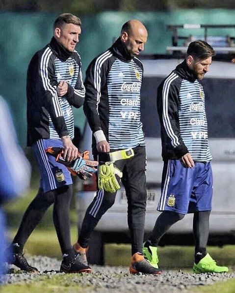 CorazonRiverpl1's tweet photo. #Armani ya esta entrenando con la #Seleccion con el mismo sueño de todos... Quedarnos con la #copamundial2018
@CARPoficial @afa
#River #VamosMillos #VamosRiver #VamosArgentina #SeleccionArgentina #mundial #Rusia2018 #CorazonRP https://t.co/pMHspbrnEN