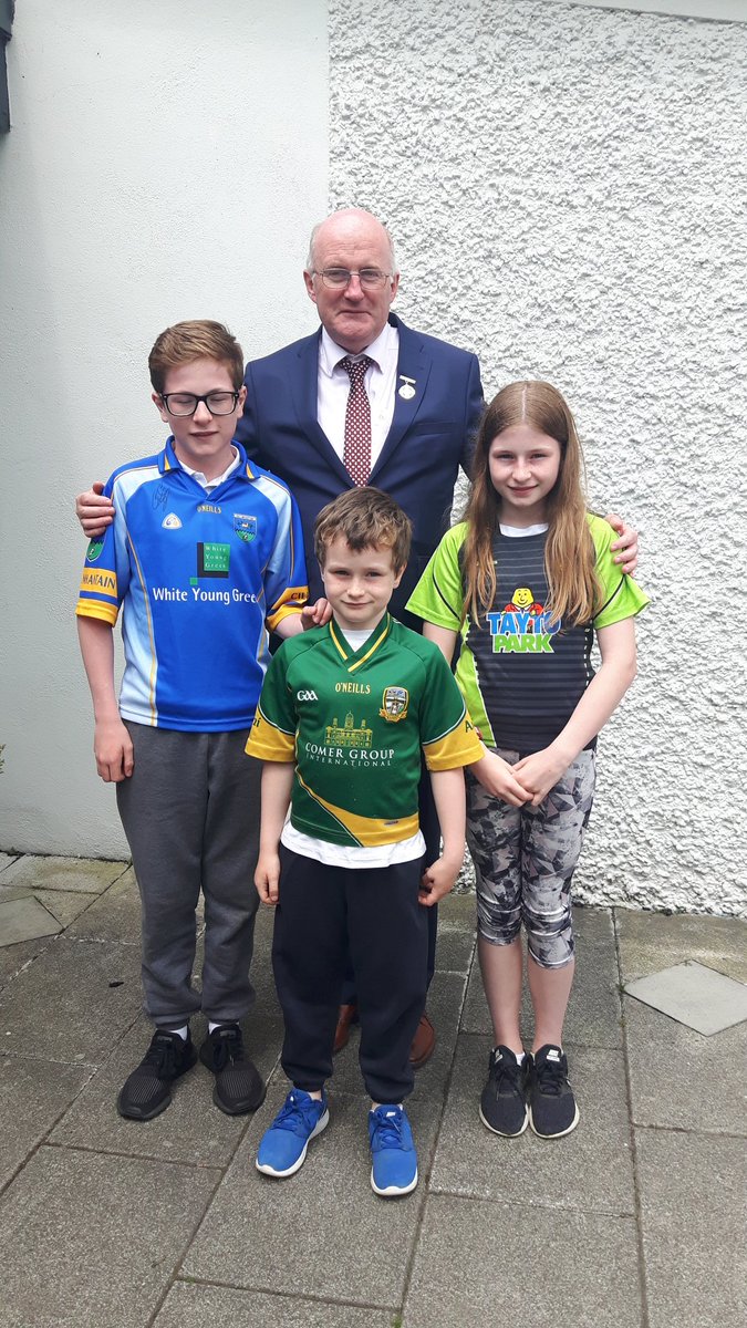 Maireaddelaney's tweet photo. Fiach, Siun, Daimhin Hartigan great grandchildren of former GAA President Hugh Byrne meets John Horan at @StSeachnalls @DunshaughlinGAA @NaoiseBlake @MeathGAA  @FeilePeile2018 Well done to the children teachers and Jim. Everyone very impressed Proud of my kids school https://t.co/ybThPuqtqr