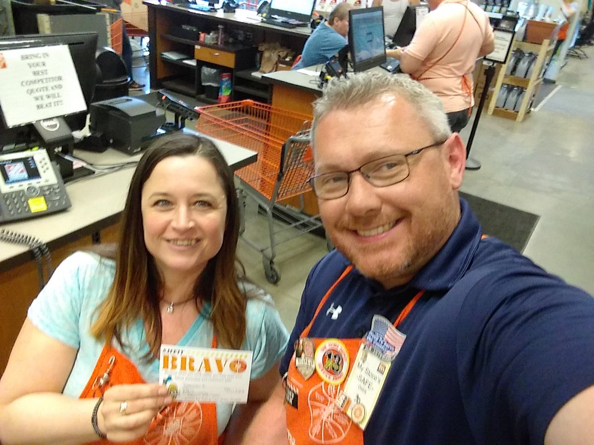 Matt_Adkins006's tweet photo. Great job Shannon for taking the lead on Safety Matters Principals during our morning meeting!! #safetyselfie @williamhthomas3 @ShayThomasTHD @DianeRaymond26 https://t.co/cvGHfmW3RN