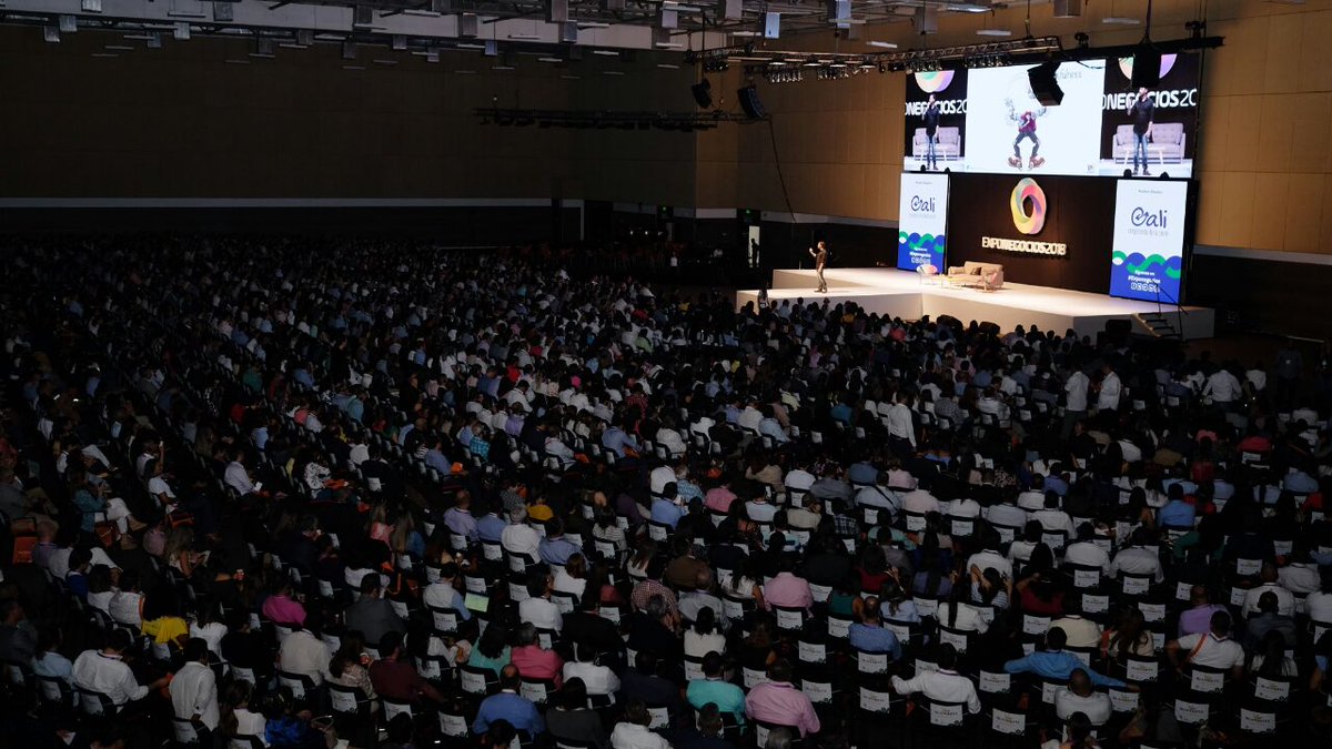DuncanJWardle's tweet photo. ¡Muchas gracias Colombia! 🇨🇴 We had a full house at the #Exponegocios in Cali and I want to thank everyone who attended my keynote on #Creativity &amp; #Innovation. #DesignThinking #ThinkDifferent https://t.co/QMKOyBiDpO