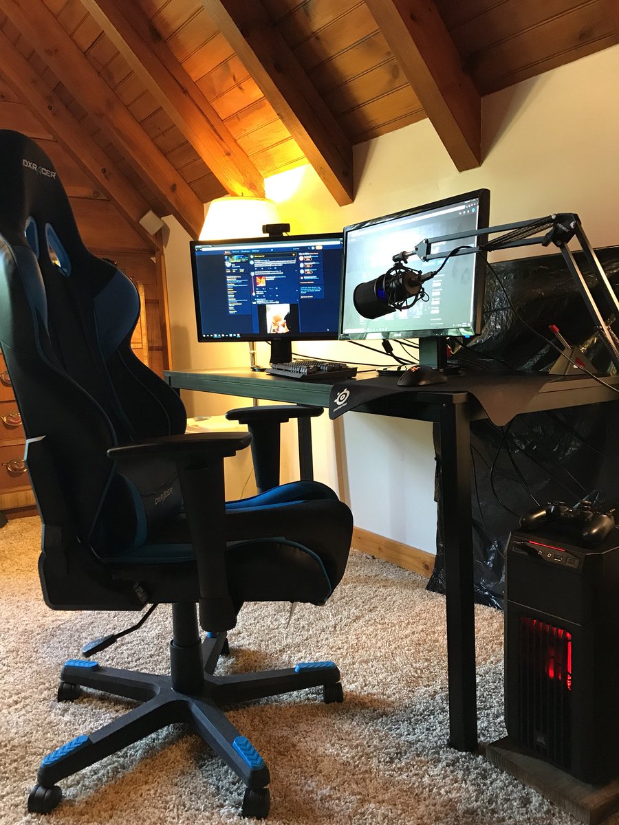 Cxmaron's tweet photo. New desk #scuffedsetup https://t.co/QRPuzZZgg9