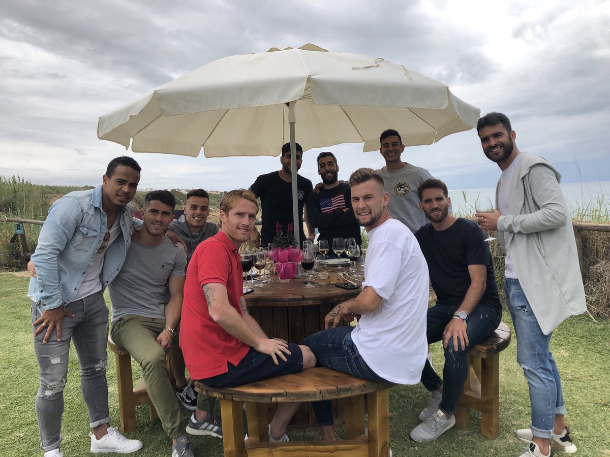 El_Roqueo's tweet photo. El Cádiz C.F. Disfrutando en el Mirador del Roqueo este mediodía! Atún de Almadraba, música en directo, unas vistas espectaculares y buena compañía 👏🏼👏🏼👏🏼 https://t.co/ogjSOEyaHK