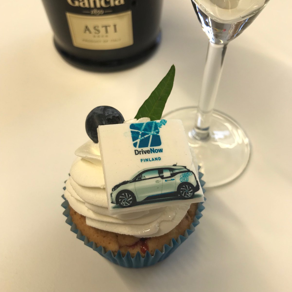 HeikkilaSonja's tweet photo. DriveNow 1v! Palvelu on jo ensimmäisen vuotensa aikana muuttanut liikkumista Helsingissä pysyvästi. Olen niin ylpeä tiimistä sekä aktiivisesta yhteisöstä joka tämän joka päivä mahdollistaa 💙🚙 @DriveNow_FI @OP_Ryhma https://t.co/oLCuZj80Ss