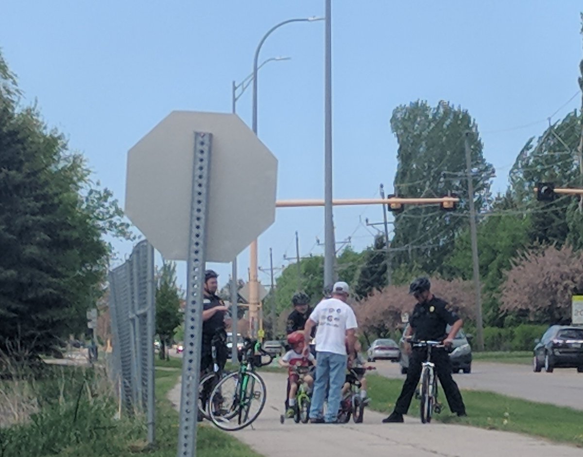 ndtechgal's tweet photo. One of the best parts of summer is spotting the @GrandForksPD picking up kids for wearing helmets! #freeDQ #cuteemergency https://t.co/tX5vpooSgF