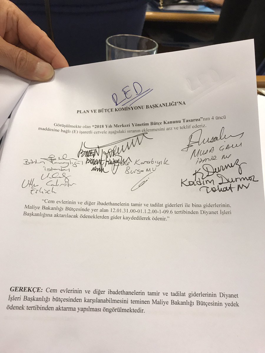 ATuncayOzkan's tweet photo. Önce asgari ücret artışı, eksik de olsa emekliye iki maaş ikramiye ve taşeron projemizi çalmışlardı. Şimdi de Meclis'te RED verdikleri "Polis ve öğretmene 3600 gösterge" ve "Cem evi" önergelerimizi seçim beyannamelerine kopyalamışlar... BOŞA DEMİYORUZ; CHP YAPAR AKP ÇALAR! https://t.co/O7TzVMwab8