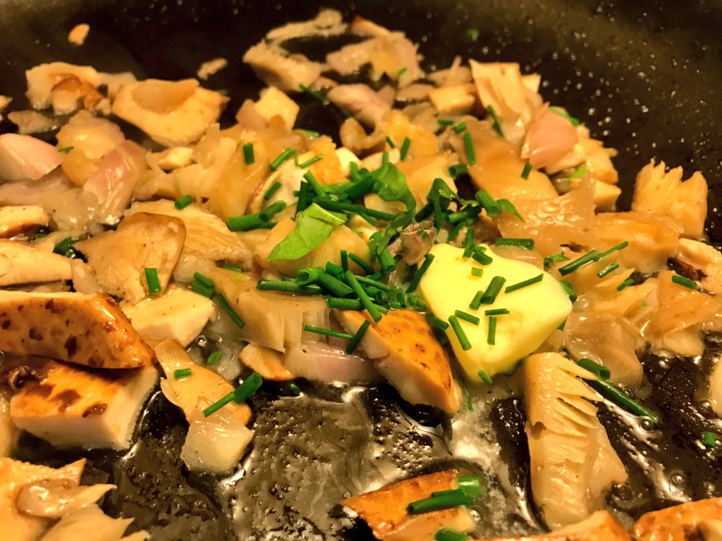 CHQLocalFood's tweet photo. Too bad twitter didn’t have a scratch &amp; sniff feature. Wild foraged mushrooms (dryad saddle &amp; wild oyster), local artisan butter, Guérande grey sea salt, &amp; garden fresh chives... #CHQ #EatRealLocalFood #Mushroom #recipe #WildEdibles #Chautauqua https://t.co/7b11YTqJnI