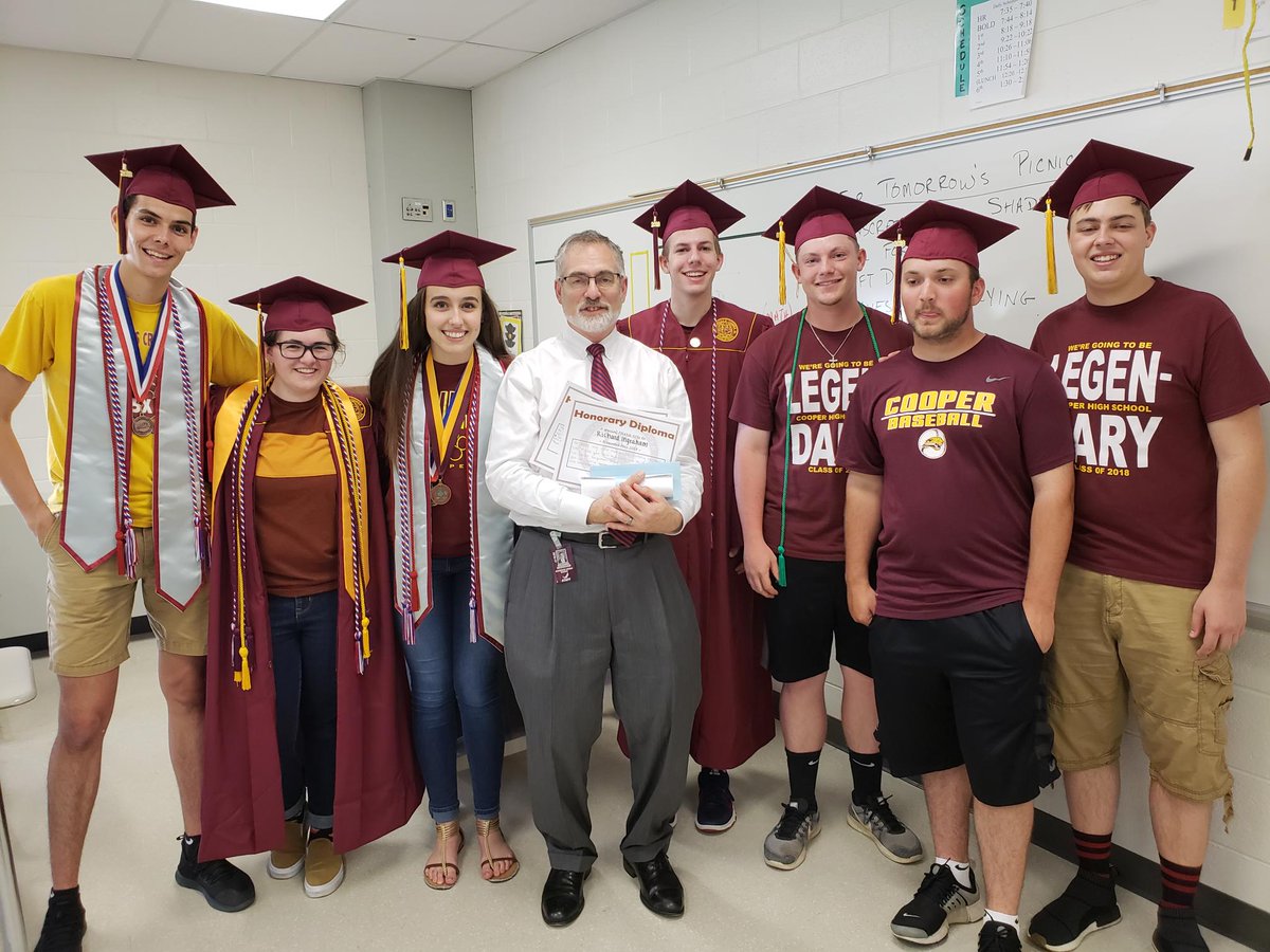 OMSHawks1's tweet image. Cooper students stop back to visit Mr. Ingraham, after 27 years at OMS, Friday will be his last day with students.