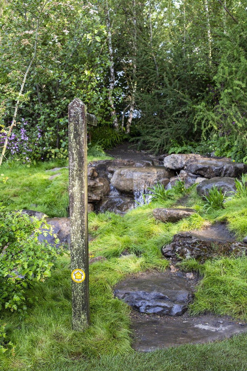 Welcome2Yorks's tweet photo. 🚨There’s less than two hours to go until voting for the prestigious BBC People's Choice Award at #RHSChelsea closes! 

If you’d like to see the ‘Welcome to Yorkshire’ garden take home this wonderful accolade, then vote now 🌺🌼🌸

https://t.co/DEDaJmhcvN https://t.co/1XUSPoPS4l