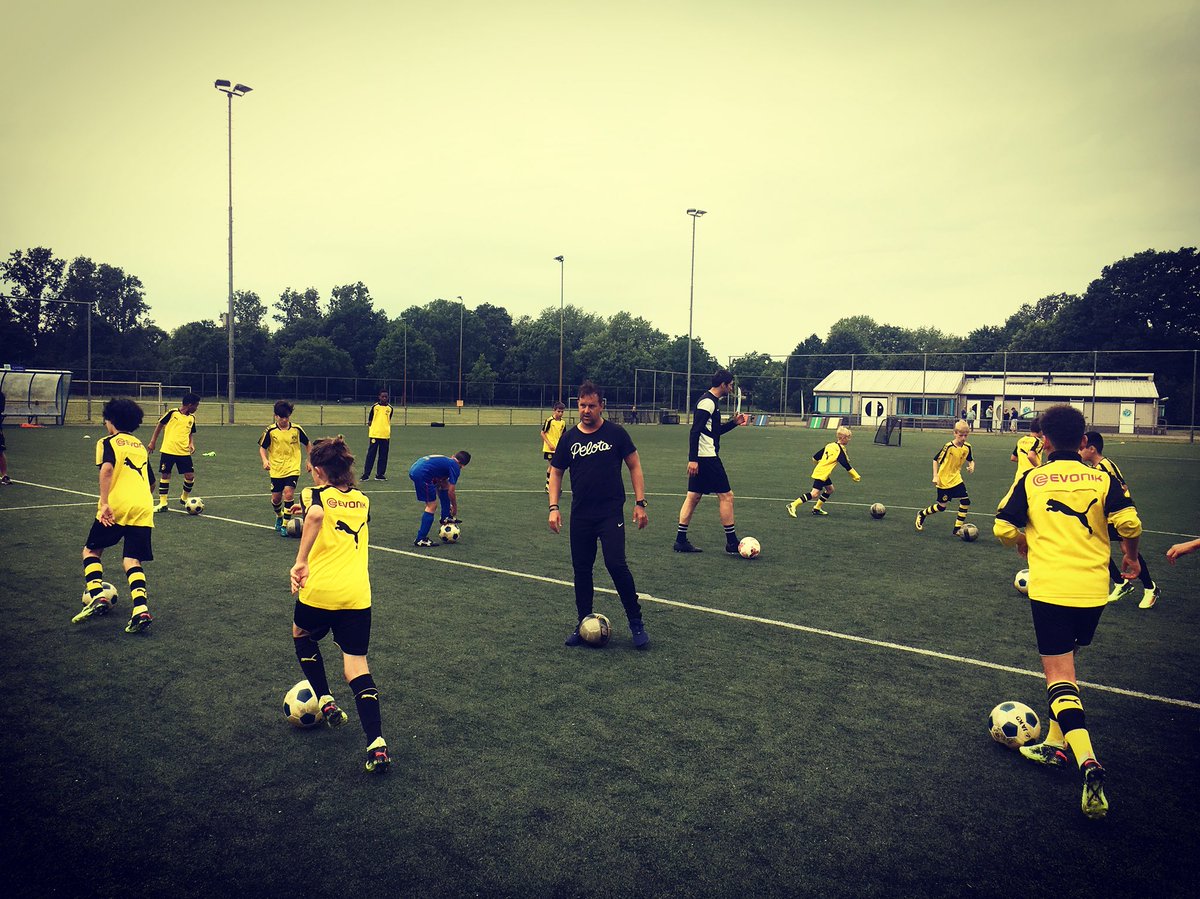 Vanochtend gaven we een skills en #techniektraining voor onze buren! <a href="/BVB/">Borussia Dortmund</a> #BorussiaDortmund